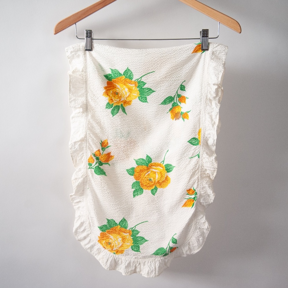 Vintage Floral Ruffle Grannycore Oval Table Runner Dresser Scarf *Stains*